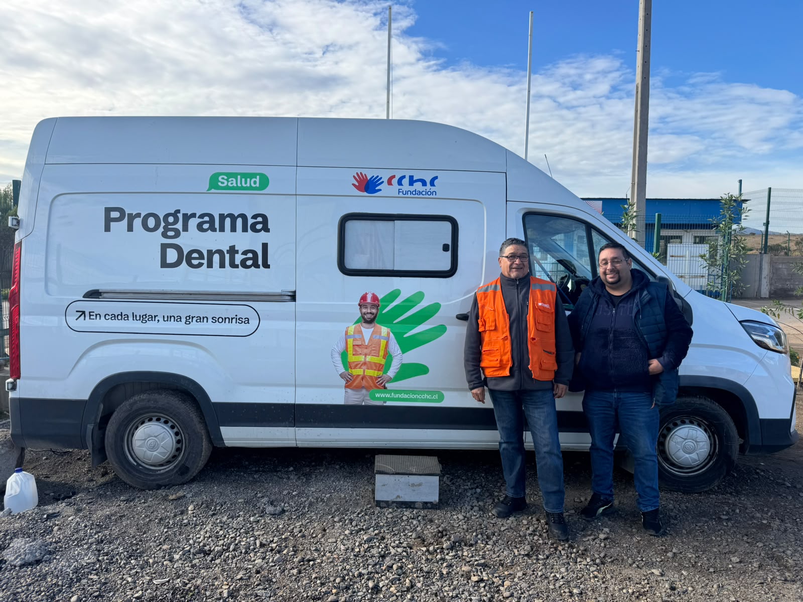 Colaboradores de ERRES participando en la jornada de atención en la clínica móvil durante el operativo dental en Quintero.
