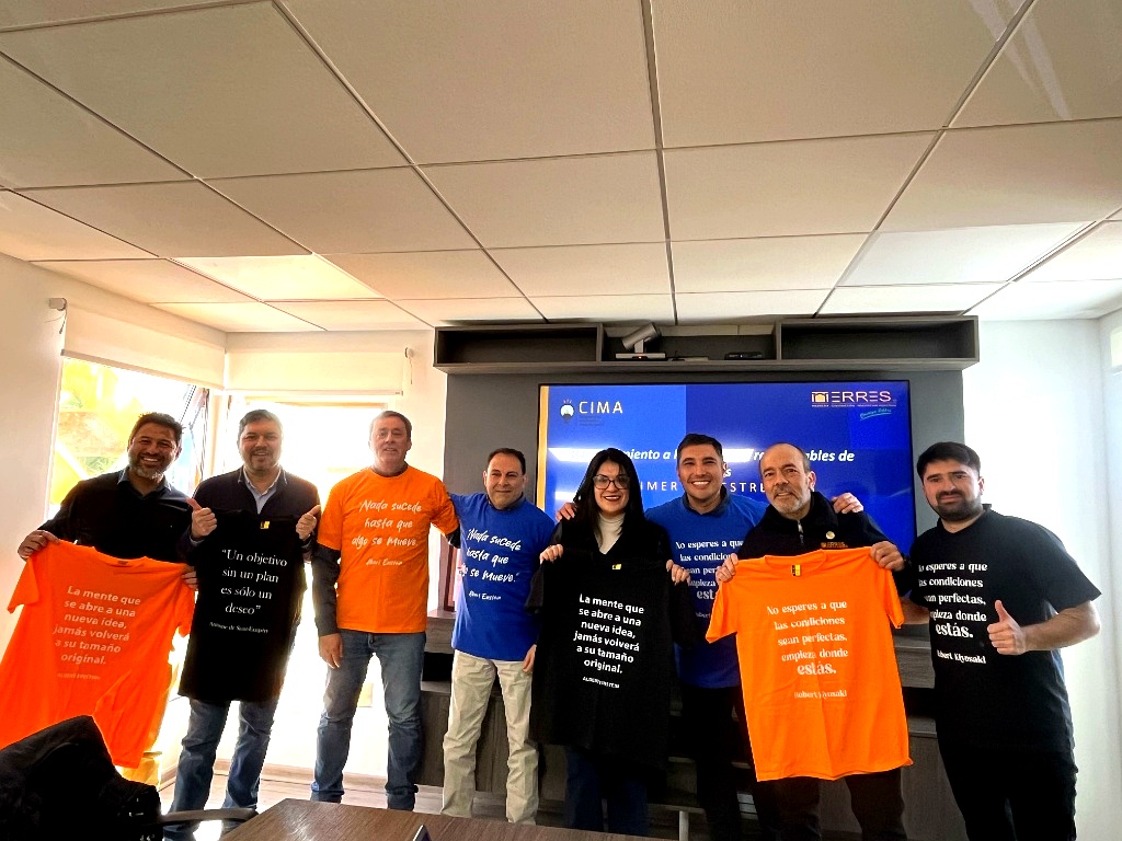 Colaboradores de ERRES compartiendo y presentando soluciones innovadoras de eficiencia y servicio durante la jornada de cierre del primer semestre.